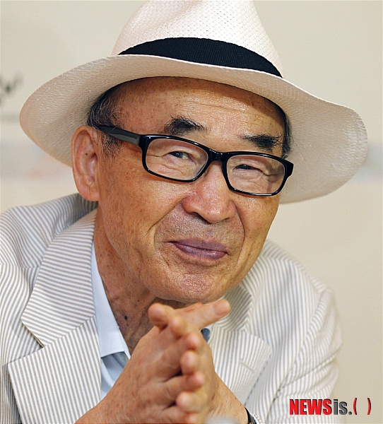 【서울=뉴시스】이재훈 기자 = 2011 노벨 문학상이 스웨덴의 '국민 시인' 토머스 트란스트로메르(80)에게 돌아갔다. 한국의 시인 고은(78)은 다시 고배를 마셨다.&nbsp; 2000년대 중반부터 해마다 주목받아온 고씨는 지난해에 이어 올해도 유력한 수상후보로 손꼽혔다. 최근 영국의 온라인 베팅사이트 '래드브록스'는 고씨는 수상 가능성을 14대 1로 점쳤다.&nbsp; 특히, 1996년 폴란드 시인 비슬라바 쉼보르스카(88) 이후 15년 만에 시인에게 노벨문학상이 주어질 가능성이 크다는 예상도 고씨의 수상 가능성에 무게를 실었다. 고은, 트란스트로메르와 함께 거명된 시리아의 아도니스(81)도 시인이다.&nbsp; 게다가 지나치게 유럽 중심적이라는 지적을 받아온 노벨문학상이 올해는 비유럽권 작가에게 상을 줄 것이라는 예측이 나온 만큼 아쉬움은 컸다. 노벨문학상은 1994년 일본 소설가 오에 겐자부로(76) 이후 아시아를 철저하게 외면한 터라 아시아 작가에게 상을 안겨줄 것이라는 설도 파다했다. 2000년 중국 출신의 가오싱젠(71)이 노벨문학상을 받았으나 당시 그의 국적은 프랑스였다.&nbsp; 그러나 이번에도 노벨문학상은 유럽 작가의 손을 들어줬다.&nbsp;&nbsp; 1933년 전북 군산에서 태어난 고씨는 18세에 출가, 수도생활 도중 주변 시인들의 천거로 1958년 '현대시' 등에 '폐결핵'을 발표하며 문단에 데뷔했다. 1960년 시집 '피안감성'을 시작으로 '문의 마을에 가서', '백두산', '만인보' 등을 펴냈다. 만해문학상, 대산문학상, 스웨덴 시카다상 등을 받았다.&nbsp; 2004년 트란스트뢰메르가 직접 뽑은 96편의 시가 담긴 '기억이 나를 본다'를 출간한 '오늘의 세계 시인' 시리즈를 책임편집, 그와 간접적인 인연을 맺기도 했다.&nbsp; 노벨문학상 결과가 발표된 6일 밤 고씨의 자택 대문은 굳게 잠겨 있었고, 집안에서는 불빛 하나 새어 나오지 않았다.&nbsp;&nbsp; 한편, 노벨문학상을 수상한 트란스트로메르는 심리상담사 겸 번역가로도 활동 중이다. 스칸디나비아 특유의 자연환경에 대한 깊은 성찰과 명상을 주제로 시를 써왔다. 제2차 세계대전 이후 스칸디나비아가 배출한 위대한 작가 중 한 명으로 찬사를 듣고 있기도 하다. 1990년에는 뇌졸중을 겪고 반신마비가 돼 말하기 능력에 이상이 생겼다. 그러나 2004년 시집 '더 그레이트 애니그마'를 펴내는 등 작품활동을 지속했다.&nbsp; realpaper7@newsis.com&nbsp;&nbsp; 