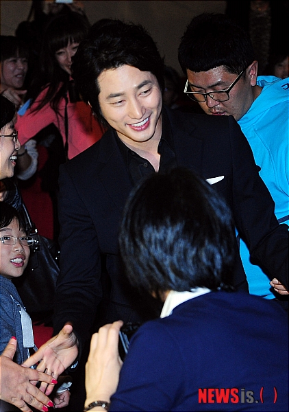 【서울=뉴시스】강진형 기자 = 배우 박시후가 6일 오후 서울 구로구 구로동 신도림CGV 스타관에서 열린 KBS 2TV 드라마 '공주의 남자' 막방기념 팬미팅장에 입장하고 있다. 이날 배우 박시후는 팬들과 함께 '공주의 남자' 마지막회를 시청한 뒤 팬들과 즐거운 시간을 보냈다.&nbsp; marrymero@newsis.com