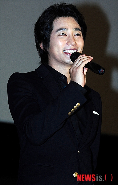 【서울=뉴시스】강진형 기자 = 배우 박시후가 6일 오후 서울 구로구 구로동 신도림CGV 스타관에서 열린 KBS 2TV 드라마 '공주의 남자' 막방기념 팬미팅에서 인사말을 하고 있다. 이날 배우 박시후는 팬들과 함께 '공주의 남자' 마지막회를 감상한 뒤 팬들과 즐거운 시간을 보냈다.&nbsp; marrymero@newsis.com
