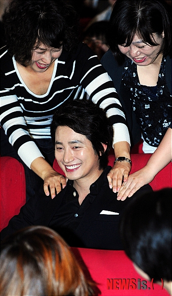 【서울=뉴시스】강진형 기자 = 배우 박시후가 6일 오후 서울 구로구 구로동 신도림CGV 스타관에서 열린 KBS 2TV 드라마 '공주의 남자' 막방기념 팬미팅에서 팬들의 안마를 받고 있다. 이날 배우 박시후는 팬들과 함께 '공주의 남자' 마지막회를 시청한 뒤 팬들과 즐거운 시간을 보냈다.&nbsp; marrymero@newsis.com