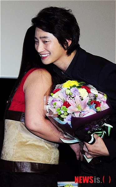 【서울=뉴시스】강진형 기자 = 배우 박시후가 6일 오후 서울 구로구 구로동 신도림CGV 스타관에서 열린 KBS 2TV 드라마 '공주의 남자' 막방기념 팬미팅에서 팬과 포옹을 하고 있다. 이날 배우 박시후는 팬들과 함께 '공주의 남자' 마지막회를 감상한 뒤 팬들과 즐거운 시간을 보냈다.&nbsp; marrymero@newsis.com