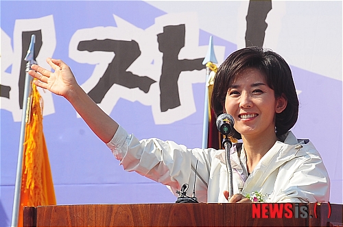 【서울=뉴시스】성형주 기자 = 나경원 한나라당 서울시장 후보가 7일 오전 서울 양천구 목동 주경기장에서 열린 '2011 전국지체장애인체육대회'에 참석해 인사를 하고 있다. foru82@newsis.com