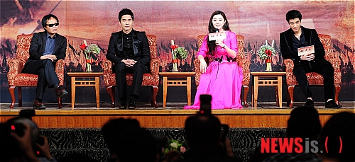 【부산=뉴시스】전신 기자 = 7일 오후 부산 해운대 그랜드호텔에서 열린 영화 '양귀비' 제작발표회에서 배우 판빙빙이 인사말을 하고 있다.&nbsp; photo1006@newsis.com 