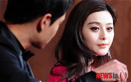 【부산=뉴시스】전신 기자 = 7일 오후 부산 해운대 그랜드호텔에서 열린 영화 '양귀비' 제작발표회에서 배우 판빙빙이 사회자를 바라보고 있다.&nbsp; photo1006@newsis.com 