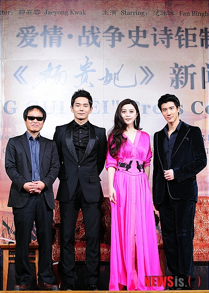 【부산=뉴시스】전신 기자 = 7일 오후 부산 해운대 그랜드호텔에서 열린 영화 '양귀비' 제작발표회에서 곽재용(왼쪽부터) 감독, 배우 온주완, 판빙빙, 웡리홈이 포토타임을 갖고 있다.&nbsp; photo1006@newsis.com 