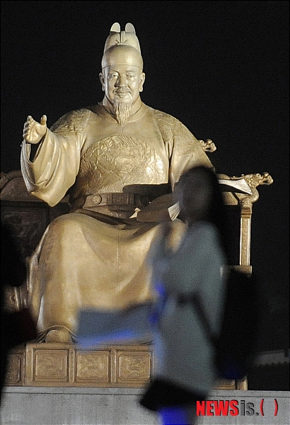 【서울=뉴시스】조종원 기자 = 한글날을 이틀여 앞둔 7일 오후 서울 광화문광장에서 세종대왕 동상이 환하게 빛나며 시민들의 눈길을 끌고 있다.&nbsp; choswat@newsis.com