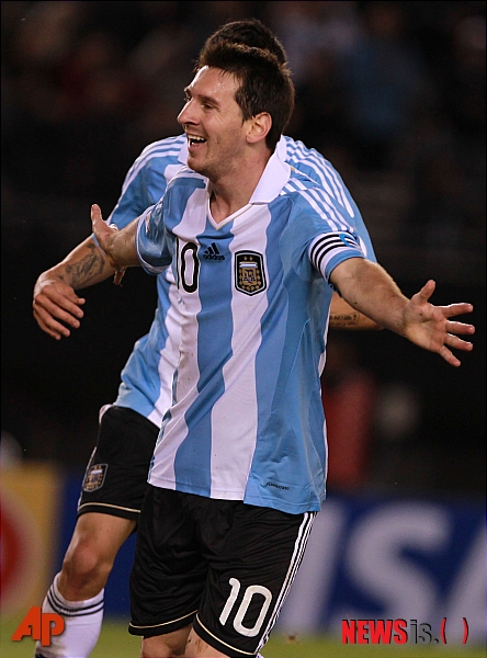 【부에노스아이레스(아르헨티나)=AP/뉴시스】아르헨티나의 리오넬 메시가 7일(현지시각) 아르헨티나 부에노르아이레스에서 열린 2014 브라질 월드컵 칠레와의 남미 지역예선전에서 팀의 두번째 골을 넣고 환호하고 있다.&nbsp; 아르헨티나는 이과인의 해트트릭과 메시의 골로 4-1로 승리했다.&nbsp; 