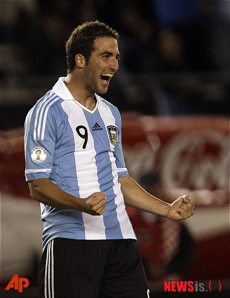 Argentina's Gonzalo Higuain celebrates after scoring his team's third goal during a World Cup 2014 qualifying soccer game against Chile in Buenos Aires, Argentina, Friday, Oct. 7, 2011. (AP Photo/Eduardo Di Baia)