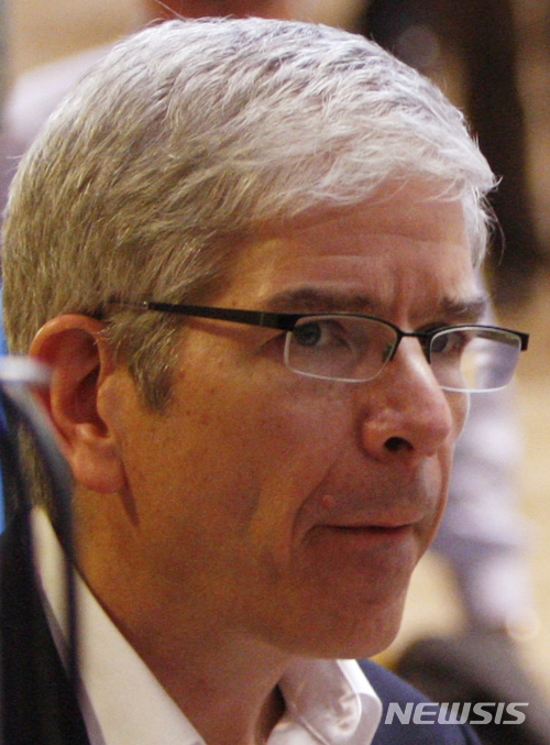 【다보스=AP/뉴시스】 세계은행(World Bank)은 최근 기업환경평가(Doing Business) 보고서 왜곡 의혹을 제기한 폴 로머 수석 이코노미스트가 사임하고 뉴욕대 교수로 돌아간다고 25일(현지시간) 밝혔다. 사진은 지난 2010년 1월 다보스 포럼에 참석한 로머 이코노미스트의 모습. 2018.1.26.