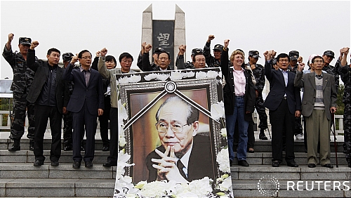 【파주=로이터/뉴시스】탈북자 및 반북 단체 회원들이 노동당 창건일을 맞아 경기도 파주 임진각에서 故 황장엽 前 북한 노동당 비서의 사진을 들고 구호를 외치고 있다. 2011.10.10