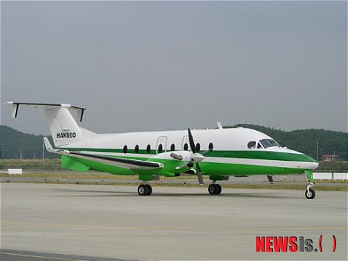 【부산=뉴시스】강재순 기자 = 11일부터 사천~제주간 노선에 코리아익스프레스에어(KEA) 18인승 프로펠러 항공기가 화, 목, 토 주 3회 운항한다. 이 항공기는 Hawker Beechcraft사가 제작한 18인승 프로펠러 항공기로 순항속도는 230Knots, 운항시간은 기존의 제트형 항공기 보다는 다소 늦은 1시간10분이 소요된다. (사진=부항청 제공)&nbsp;&nbsp; kjs0105@newsis.com