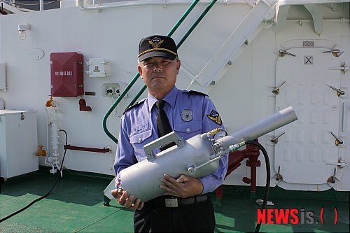 【제주=뉴시스】장재혁 기자 = 제주해양경찰서 보급계장 강권 경위가 11일 조난선 등에 발사하는 ‘에어 던짐줄 발사기’를 개발해 화제가 되고 있다. (사진 = 제주해양경찰서 제공)&nbsp; jjhyej@newsis.com