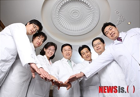 【서울=뉴시스】유희연 기자 = 이상적인 코의 모양은 남녀 간의 차이가 있기 때문에 남자는 남성코성형의 차이를 정확히 인지하고 시술을 진행해야 한다.(사진=오앤영성형외과 제공) photo@newsis.com