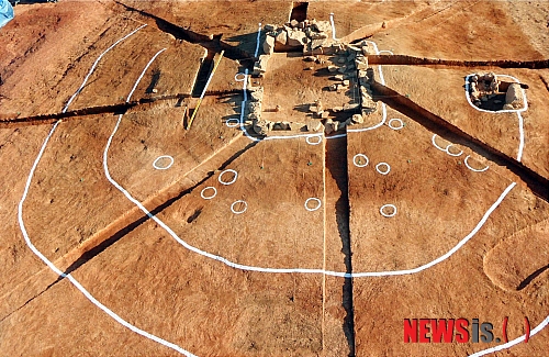 【대전=뉴시스】박희송 기자 = 문화재청은 전주문화유산연구원에서 조사하고 있는 전라북도 전주시 완산구 중동의 전주·완주혁신도시 개발사업(2구역) 부지 내에서 백제시대 무덤 42기가 밀집된 무덤군 암멀유적·안심유적을 발굴했다고 12일 밝혔다. 사진은 안심유적 1호석실 돌방무덤. (사진=문화재청 제공)&nbsp; photo@newsis.com 