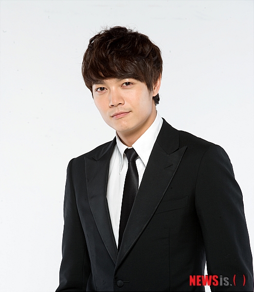 【서울=뉴시스】백영미 기자 = 탤런트 서도영(30)이 KBS 1TV 새 일일드라마 '당신 뿐이야'로 컴백한다. KBS 2TV '가시나무새' 이후 6개월 만의 드라마 출연이다.&nbsp; 부유한 집안, 뛰어난 두뇌, 훈훈한 외모 등을 두루 갖춘 엄친아 '한서준'이다.&nbsp; '나무궁화'(한혜린)의 아버지가 경영하는 '미래건축' 본부장이다. 명문대 출신에 각종 건축상을 휩쓴 건축계의 최고 유망주다. 사랑하는 여자를 감동시킬 줄 아는 로맨티스트이기도 하다.&nbsp; 고졸에다 가진 것은 없지만 긍정적인 '기운찬'(서준영)과 나무궁화를 사이에 두고 삼각관계를 이루게 된다.&nbsp; '당신 뿐이야'는 기운찬과 나무궁화의 사랑을 그리며 가족간의 갈등과 화해를 담아낸다. KBS 2TV '수상한 삼형제'의 진형욱 PD, KBS 2TV '부자의 탄생'을 쓴 작가 최민기씨가 만든다.&nbsp; 11월7일 오후 8시25분에 첫 방송될 예정이다.&nbsp; positive100@newsis.com