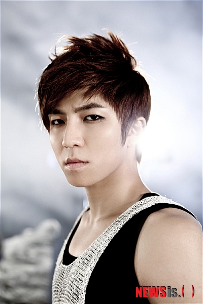 【서울=뉴시스】이재훈 기자 = 그룹 '유키스'가 리더 겸 메인보컬 수현(22)의 성대 결절로 2집 활동을 중단했다.&nbsp; 12일 매니지먼트사 NH미디어에 따르면, 유키스는 수현의 성대 결절로 인해 이달 말까지 잡혀 있던 2집 타이틀곡 '네버랜드' 활동을 취소했다.&nbsp; NH미디어는 "유키스 멤버들은 격렬한 안무를 곁들인 '네버랜드' 활동을 위해 석달간 하루 여섯시간씩 트레이닝을 거쳤다"며 "가장 힘든 고음부를 맡은 수현이 안무에 대한 부담과 스케줄로 인한 피로 누적으로 성대에 이상이 왔다"고 밝혔다.&nbsp; "수현의 회복 기간을 고려해 최악의 경우 수현이 없는 상황에서 후속 활동에 나서는 방안도 검토 중이다."&nbsp; 그러나 유키스는 '세계육상선수권대회 및 2011 대구 방문의 해' 기념행사로 15일 대구 스타디움에서 열리는 제8회 아시아송페스티벌 무대에는 오른다.&nbsp; NH미디어는 "중요한 국제적 행사인 만큼 수현도 함께 할 예정"이라면서도 "수현의 보컬 부담이 최대한 적은 곡으로 공연을 펼칠 것"이라고 알렸다.&nbsp; realpaper7@newsis.com 