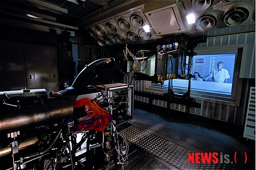 【서울=뉴시스】F1에 사용되는 엔진은 성능, 안전성, 경쟁력을 겸비해야 한다. 2011 F1 월드 챔피언쉽 기간에 열릴 19차례의 대회에서 실제로 시즌 동안 쓸 수 있는 엔진은 모두 8개뿐이다. 즉 엔진 한 개를 적어도 2차례 이상의 그랑프리에서 사용할 수 있을 정도의 성능을 유지하느냐가 우승의 관건이다. 결국 엔진은 드라이버가 다루지만 기본적으로 엔진에 탑재된 기술력이 매우 중요한 셈이다. 이를 위해서는 완벽하게 테스트를 거친 파워트레인이 필요하다. RS27 엔진이 시험되고 개선되는 엔진 테스트 현장이다.(사진=르노삼성자동차 제공)&nbsp; photo@newsis.com