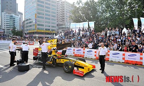 【서울=뉴시스】르노삼성자동차는 지난해 국내업계 최초로 대규모 F1 시티데모를 시행해 국내에서 첫 개최된 '2010 F1 코리아 그랑프리'를 적극 홍보했다. 르노삼성자동차는 시티데모를 통해 모기업 르노 RS-27 엔진을 소개하고, 고성능 엔진을 이용한 애국가 연주를 통해 관람객들에 다양한 볼거리를 제공하기도 했다. 지난해 열린 시티데모 모습.(사진=르노삼성자동차 제공)&nbsp; photo@newsis.com