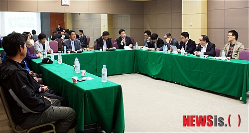 【단양=뉴시스】이병찬 기자 = 12일 충북 단양군 단양읍 대명리조트에서 열린 삼둥지권역-대명리조트 상생발전 협약식에서 양 측관계자들이 협력 방안을 논의하고 있다.(사진=단양군 제공)&nbsp;&nbsp; photo@newsis.com 