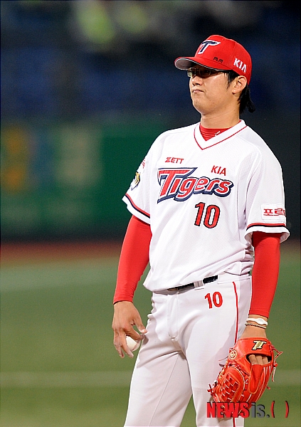【광주=뉴시스】박종민 기자 = 12일 오후 광주 무등경기장에서 열린 2011 롯데카드 프로야구 준플레이오프 4차전 KIA 타이거즈와 SK 와이번스의 경기가 열렸다. 5회초 무사 1, 3루 상황, 1실점한 한기주가 마운드를 내려가고 있다.&nbsp; jmc@newsis.com
