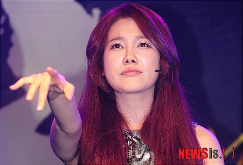 【서울=뉴시스】박상훈 기자 = 우리나라 미용 100년사를 재조명한 연극 '드림헤어' 제작발표회가 열린 12일 오후 서울 서초구 잠원동 한강지구 선상 프라디아에서 주연배우 김현정이 시연하고 있다.&nbsp; hyalinee@newsis.com