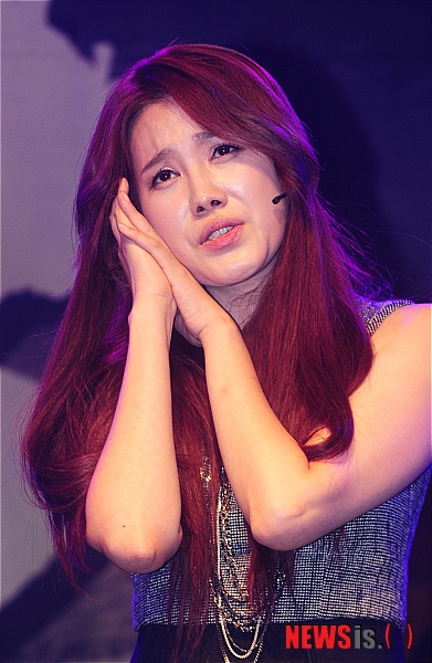 【서울=뉴시스】박상훈 기자 = 우리나라 미용 100년사를 재조명한 연극 '드림헤어' 제작발표회가 열린 12일 오후 서울 서초구 잠원동 한강지구 선상 프라디아 2층에서 주연배우 김현정이 시연하고 있다.&nbsp; hyalinee@newsis.com