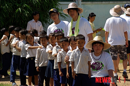 【부산=뉴시스】하경민 기자 = 부산 금정구 학교법인 정선학원 소속 브니엘고등학교는 전교생이 참여한 가운데 60년전 한국전쟁 당시 수많은 고아들을 돕던 '컴패션'을 통해 가난으로 고통 받고 있는 제3세계 국가의 어린이들을 지원하기로 했다고 13일 밝혔다. 사진은 브니엘고 학생들이 지난해 기아대책본부와 함께 캄보디아 프놈펜 인근 지역을 방문해 봉사활동을 펼칠 때 모습. (사진=브니엘고 제공) yulnetphoto@newsis.com