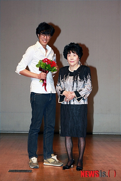 【서울=뉴시스】김지은 기자 = 남녀노소를 아우르는 토털 모델 오디션 '제1회 대한민국 광고모델 선발대회' 결선이 12일 서울 대치동 강남구민회관에서 열렸다.&nbsp; 나이를 먹거나 결혼을 했어도 매력과 열정이 있는 '실버'와 '미시'에게 모델 일자리를 마련해준다는 취지로 한국광고모델에이전시협회가 주최한 대회다.&nbsp; 아동(유아∼12세), 주니어(13~18세), 일반(19~29세), 젊은 부모(30~45세), 중년(46~55세), 실버(56세 이상) 등 6개부문 본선에 오른 60명이 경쟁했다. 만 8개월 여아부터 64세 노인까지 연령 차는 60년을 넘겼다.&nbsp; 2004년 미스춘향 진, 미국 텍사스 출신, 일본 유학파 등 이력도 다양한 도전자들은 CF 연기는 물론 춤 과 노래, 개그, 악기 연주까지 저마다의 '끼'를 발산했다.&nbsp; 최고상인 최우수상은 극단 '색동예술단'에서 배우로 활동 중인 임용수씨(28)에게 돌아갔다. 600대 1의 경쟁을 뚫은 임씨는 상금 200만원과 농심 제품의 CF 출연기회를 잡았다. 심사위원장인 임채형 조선대 미대 디자인학부 교수를 비롯, 심사위원 8명은 CF 연출의 독창성과 유쾌하고 건강한 연기력 등을 높이 샀다&nbsp; 참가자 모두에게 모델 진출 기회를 주고자 열린 대회인만큼 상의 의미는 크지 않았다. 나머지 본선 진출자들도 금상(12명), 인기상(3명), 특별상(2명), 장려상(44명)을 골고루 나눠가졌다. 입상자 전원은 한국광고모델에이전시협회가 일자리 창출을 위한 전속모델로 관리한다.&nbsp; 황혜정 협회장은 "음성적이고 소규모적인 단발성 모델 행사를 탈피, 선발의 모든 과정을 투명하게 진행했고 앞으로 지속적인 행사 브랜드로 발전시킬 것"이라며 "한명의 우승자를 위한 대회가 아닌 많은 이들이 모델로 일할 수 있는 기회를 주기 위해 대회를 마련했다"고 밝혔다.&nbsp; 특히 "고령화 사회에서 노인층 일자리 창출의 계기를 만들려 한다. 또 극심한 경제 불황에서 기업의 광고비용 절감에도 기여할 것"이라고 강조했다.&nbsp; 이날 대회에는 농심, 청호나이스 등 20여개 기업 측을 비롯해 광고대행사 관계자와 광고주들이 대거 참석했다.&nbsp; kje1321@newsis.com&nbsp;&nbsp; 