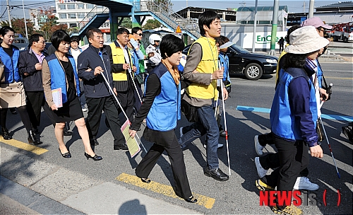 【광주=뉴시스】류형근 기자 = 제32회 시각장애인의 날인 13일 광주 지역 시각장애인들이 광주 서구청 앞에서 출발해 남구 빛고을시민문화관까지 걸으며 '시각장애인도 이웃이다'고 호소하고 있다. hgryu77@newsis.com