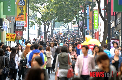 【서울=뉴시스】박동욱 기자 = 13일 오후 대표적인 패션 문화 거리 서울 중구 명동이 많은 시민들과 관광객들의 방문으로 붐비고 있다.&nbsp; fufus@newsis.com