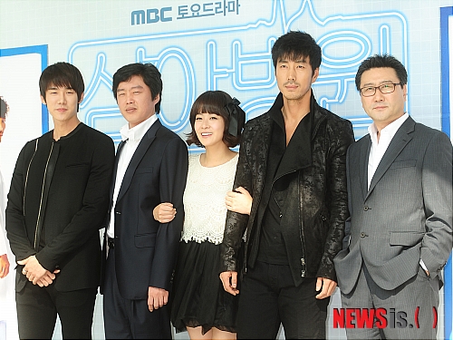 【일산=뉴시스】박상훈 기자 = MBC 토요드라마 '심야병원' 제작발표회가 열린 13일 오후 일산 MBC 센터에서 배우 유연석, 김희원, 류현경, 윤태영, 최정우가 포토타임을 갖고 포즈를 취하고 있다.&nbsp; hyalinee@newsis.com