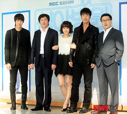 【고양=뉴시스】박상훈 기자 = MBC 토요드라마 '심야병원' 제작발표회가 열린 13일 오후 경기도 고양시 일산 MBC 센터에서 배우 유연석, 김희원, 류현경, 윤태영, 최정우가 포토타임을 갖고 포즈를 취하고 있다.&nbsp; hyalinee@newsis.com