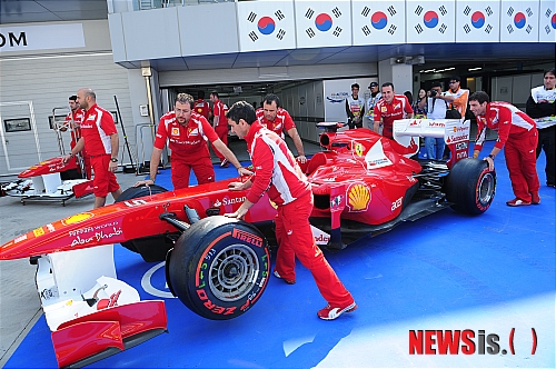 【영암=뉴시스】박종민 기자 = '2011 포뮬러원 코리아 그랑프리(2011 FORMULA1 KOREAN GRAND PRIX)'가 오는 14일 연습 주행을 시작으로 막을 올리는 가운데 13일 오후 전남 영암 코리아 인터내셔널 서킷에서 미캐닉들이 머신을 운반하고 있다.&nbsp;&nbsp;&nbsp; jmc@newsis.com