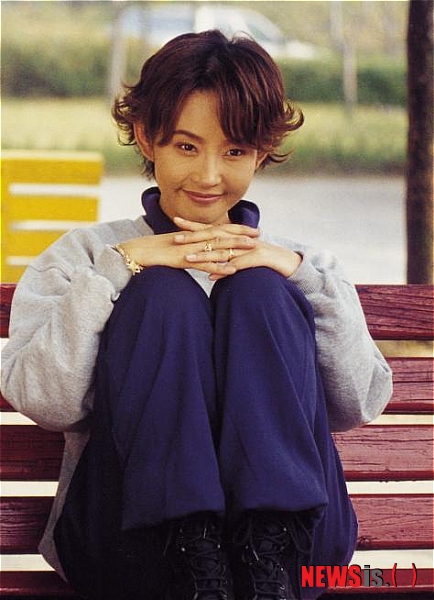 【서울=뉴시스】박영주 기자 = 1992년 방송된 MBC TV ‘질투’와 최진실(1968~2008)이 1990년대에 가장 기억에 남는 드라마와 배우로 꼽혔다.&nbsp; 여성포털 이지데이가 1314명을 대상으로 ‘90년대 추억의 드라마’를 설문조사한 결과, ‘질투’가 20%의 지지를 받아 정상에 올랐다.&nbsp; 2위는 19%인 ‘별은 내 가슴에’(1997)이고 ‘마지막 승부’(1994), ‘사랑을 그대 품안에’(1994)가 뒤를 이었다.&nbsp; 90년대 최고의 여배우로는 34%가 최진실을 지명했다. 이어 김희선(34)이 20%로 2위, 심은하(39)가 19%로 3위를 차지했다. 4위 신애라(42), 5위 이승연(43), 6위 전도연(38) 순이다.&nbsp; 90년대 최고의 남자배우로는 장동건(39)이 21%로 1위, 안재욱(40)이 19%로 2위, 최수종(49)이 17%로 3위, 차인표(44)가 15%로 4위에 뽑혔다.&nbsp; 설문조사는 9월29일부터 4일까지 7일간 이뤄졌으며 여성 76%, 남성 24%가 참여했다. 20대 16%, 30대 41%, 40대 27%로 30대 여성 네티즌이 많았다.&nbsp; gogogirl@newsis.com