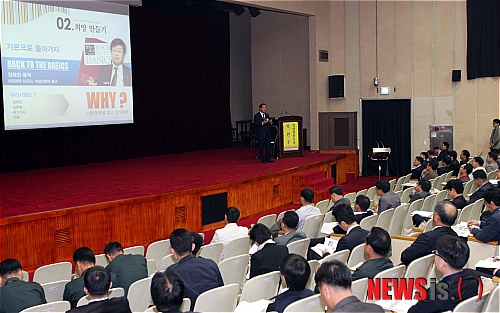 【창원=뉴시스】강정배 기자 = 박완수 경남 창원시장이 13일 국방대학교 충무대 강당에서 고위 공직자를 대상으로 한 지도력 사례발표를 하고 있다. '소통과 열정으로 화합을 이끈 리더십'이란 주제로 가진 이날 사례발표회에는 이성호 국방대학교 총장을 비롯한 국방대학교 안보과정 장군, 합동 참모대학 대령, 국방대학교 고위공무원 과정(각급 기관의 3~4급) 학생 등 300여 명이 참석했다. (사진=창원시 제공)&nbsp;&nbsp; photo@newsis.com&nbsp; 