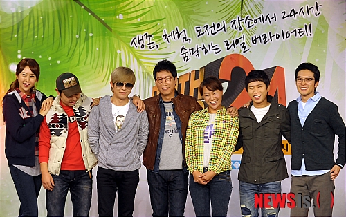 【서울=뉴시스】박동욱 기자 = 14일 오전 서울 영등포구 문래동 룩스히어로즈센터에서 열린 MBC에브리원 '데스타임 24시' 제작발표회에 참석한 출연진이 포즈를 취하고 있다. 왼쪽부터 가수 한영, 개그맨 황현희, 방송인 토니안, 지석진, 개그우먼 김주리, 개그맨 양세형, 방송인 이켠.&nbsp;&nbsp;&nbsp; fufus@newsis.com