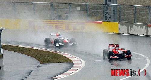 【영암=뉴시스】박종민 기자 = '2011 포뮬러원 코리아 그랑프리(2011 FORMULA1 KOREAN GRAND PRIX)'가 개막한 14일 오후 전남 영암군 삼호읍 코리아 인터내셔널 서킷(KIC)에서 머신들이 질주하고 있다. jmc@newsis.com