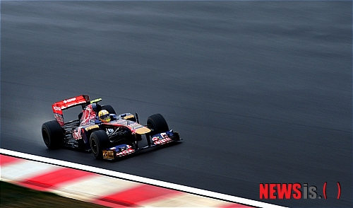 【영암=뉴시스】안현주 기자 = '포뮬러원(F1) 코리아 그랑프리'가 개막한 14일 오후 전남 영암군 삼호읍 코리아 인터내셔널 서킷(KIC)에서 레드불 레이싱(RBR-Renalut) 팀의 마크 웨버(Mark Webber·36·호주)가 머신이 몰고 질주하고 있다.&nbsp; ahj@newsis.com