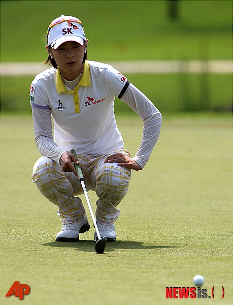 【쿠알라룸푸르(말레이시아)=AP/뉴시스】최나연이 15일(현지시각) 말레이시아 쿠알라룸푸르 GC에서 열린 LPGA 투어 사임다비 대회 3라운드 2번 홀에서 라인업하고 있다.&nbsp; 최나연은 중간합계 12언더파 201타로 단독 선두로 올라서 시즌 첫 승과 한국계 통산 100번째 LPGA 우승을 노리게 됐다.&nbsp; 맏언니 박세리는중간합계 8언더파 205타로 청야니(대만)와 함께 공동 4위에 랭크됐다.&nbsp; 