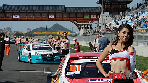 【영암=뉴시스】박종민 기자 = '2011 포뮬러원 코리아 그랑프리(2011 FORMULA1 KOREAN GRAND PRIX)' 결승전을 앞둔 16일 오전 전남 영암군 삼호읍 코리아 인터내셔널 서킷(KIC)에서 열린 CJ헬로비전슈퍼레이스에 앞서 그리드걸들이 포즈를 취하고 있다.&nbsp;&nbsp; jmc@newsis.com