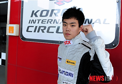 【영암=뉴시스】류형근 기자 = 한국 최초 F1 드라이버를 꿈꾸고 있는 서주원(17)이 포뮬러원(F1) 코리아 그랑프리 결승전이 열린 16일 오후 전남 영암군 삼호읍 코리아 인터네셔널 서킷(KIC)을 찾아 포부를 밝히고 있다.&nbsp; hgryu77@newsis.com&nbsp; 
