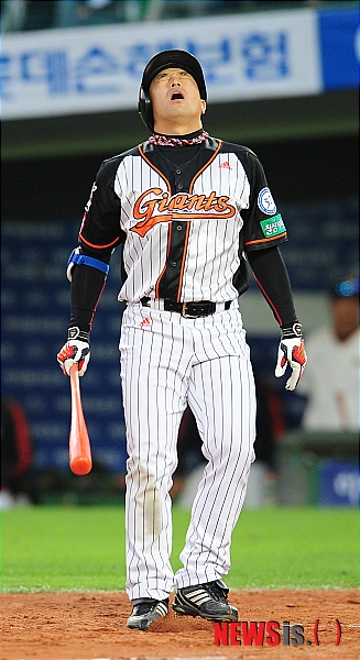 【부산=뉴시스】김인철 기자 = 16일 오후 부산사직구장에서 2011 프로야구 플레이오프 1차전 롯데자이언츠와 SK와이번스의 경기가 열렸다. 8회말 롯데공격 1사 상황 롯데 손아섭이 삼진아웃되자 아쉬워 하고 있다.&nbsp; yatoya@newsis.com