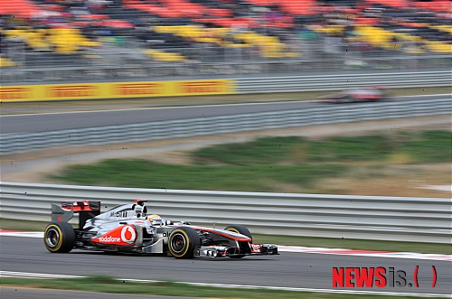 【영암=뉴시스】안현주 기자 = '2011 포뮬러원 코리아 그랑프리(2011 FORMULA1 KOREAN GRAND PRIX)' 결승전이 열린 16일 오후 전남 영암군 삼호읍 코리아 인터내셔널 서킷(KIC)에서 준우승을 차지한 맥라렌(McLaren-Mercedes) 팀의 루이스 해밀턴(Lewis Hamilton·27·영국)이 역주하고 있다.&nbsp; ahj@newsis.com
