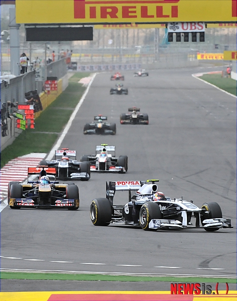 【영암=뉴시스】안현주 기자 = '2011 포뮬러원 코리아 그랑프리(2011 FORMULA1 KOREAN GRAND PRIX)' 결승전이 열린 16일 오후 전남 영암군 삼호읍 코리아 인터내셔널 서킷(KIC) 스타트 라인에서 12개 팀을 대표하는 F1 포뮬러카들이 트랙을 질주하고 있다.&nbsp; ahj@newsis.com 