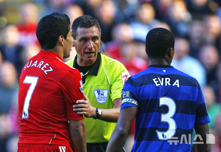 [리버풀=AP/뉴시스] 과거 잉글랜드 프로축구 프리미어리그(EPL) 리버풀에서 뛰었던 루이스 수아레스와 맨체스터 유나이티드 소속이었던 파트리스 에브라의 모습. 2011.10.15.