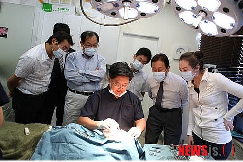 【서울=뉴시스헬스/뉴시스】 최근 아이라이성형외과를 방문한 일본 눈성형 전문의 6명이 임재호 원장(가운데)의 시술 장면을 견학하고 있다. (사진=아이라인성형외과 제공) 조진성기자 cjs@newsishealth.com