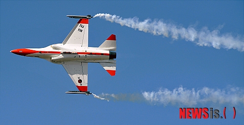 【서울=뉴시스】홍찬선 기자 = '서울 국제항공우주 및 방위산업전시회 2011' 프레스데이가 열린 17일 오전 서울 경기도 성남시 서울공항에서 국내기술로 탄생한 T-50이 시범비행을 하고 있다.&nbsp; mania@newsis.com