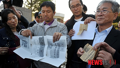 【광주=뉴시스】류형근 기자 = 17일 오후 광주 서구 광주시청 앞에서 열린 광주인화학교대책위 기자회견에 증인으로 참석한 인화학교 당시 교사 김영일(72·오른쪽)씨가 "1960년대 인화학교는 학생이 숨지게 방치한 뒤 암매장했다"고 주장하고 있다.&nbsp; hgryu77@newsis.com