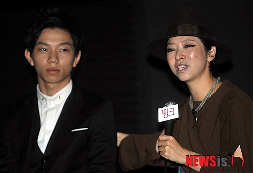 【서울=뉴시스】전진환 기자 = 17일 오후 영화 '핑크'의 시사회가 열린 서울 왕십리CGV에서 배우 서갑숙(오른쪽)이 기자들의 질문에 답하고 있다. 영화는 '핑크'라는 선술집을 배경으로 상처 입고 소외된 사람들이 살아가는 삶을 그린 영화다.&nbsp; amin2@newsis.com 