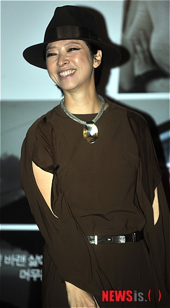 【서울=뉴시스】전진환 기자 = 17일 오후 영화 '핑크'의 시사회가 열린 서울 왕십리CGV에서 배우 서갑숙이 포토타임을 갖고 있다. 영화는 '핑크'라는 선술집을 배경으로 상처 입고 소외된 사람들이 살아가는 삶을 그린 영화다.&nbsp; amin2@newsis.com 